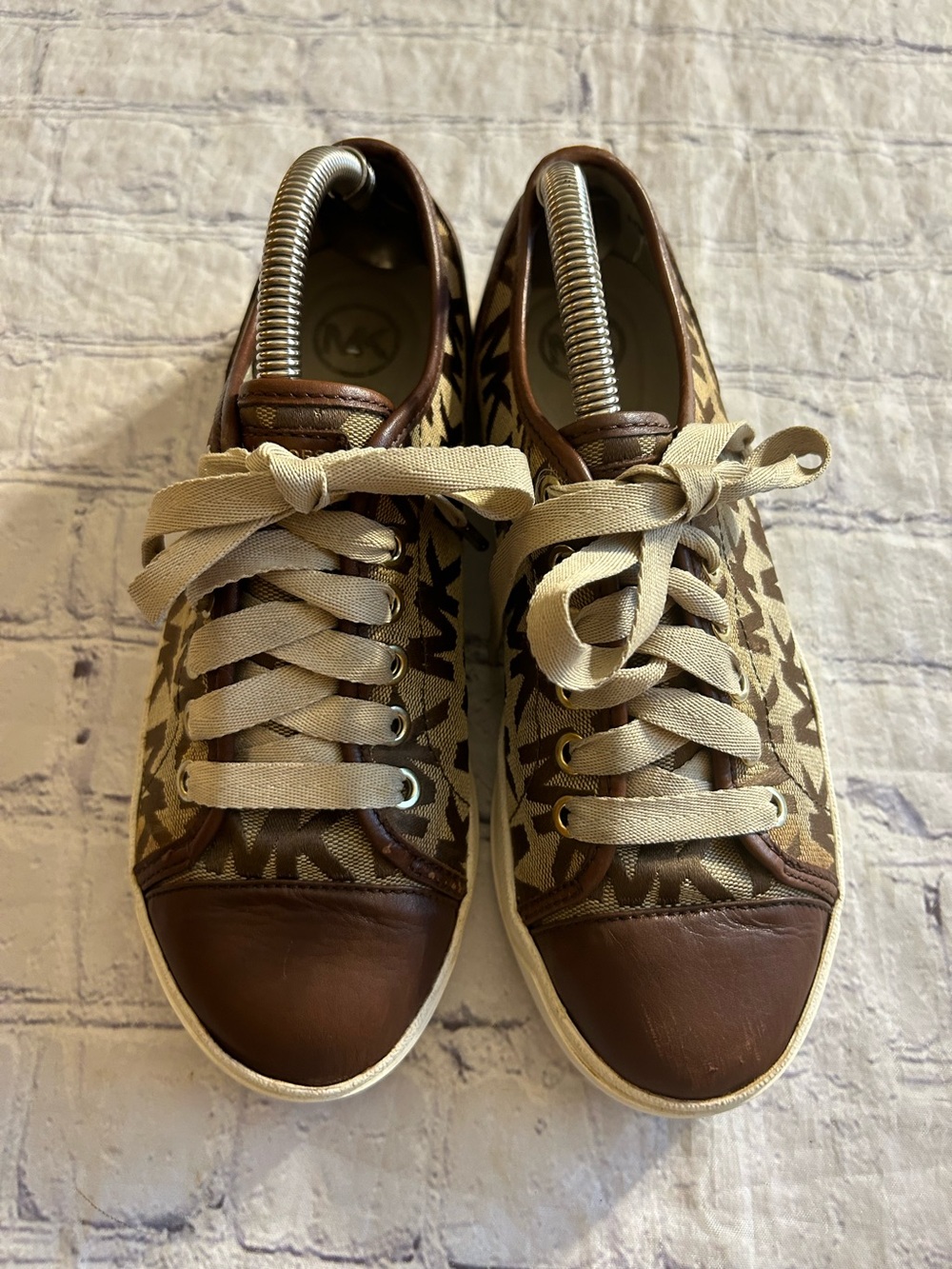 MICHAEL KORS MONOGRAM LEATHER & TEXTILE LACE UP SNEAKERS BROWN/TAN WOMEN’S 6.5